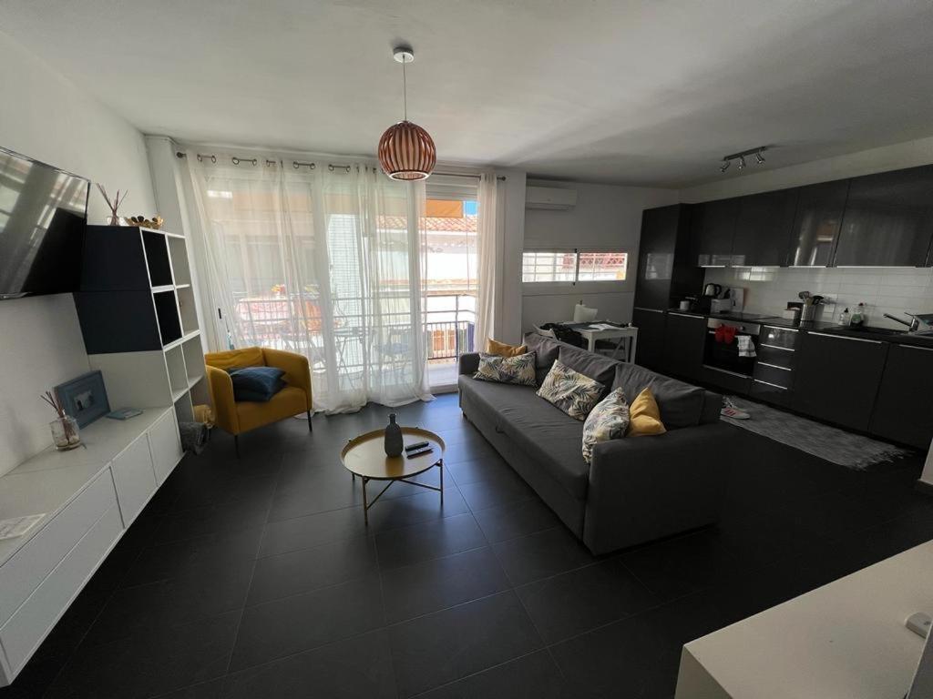 Sunny Flat In Sitges 30 Seconds To Beach, Balcony & Sea Views! Exterior photo