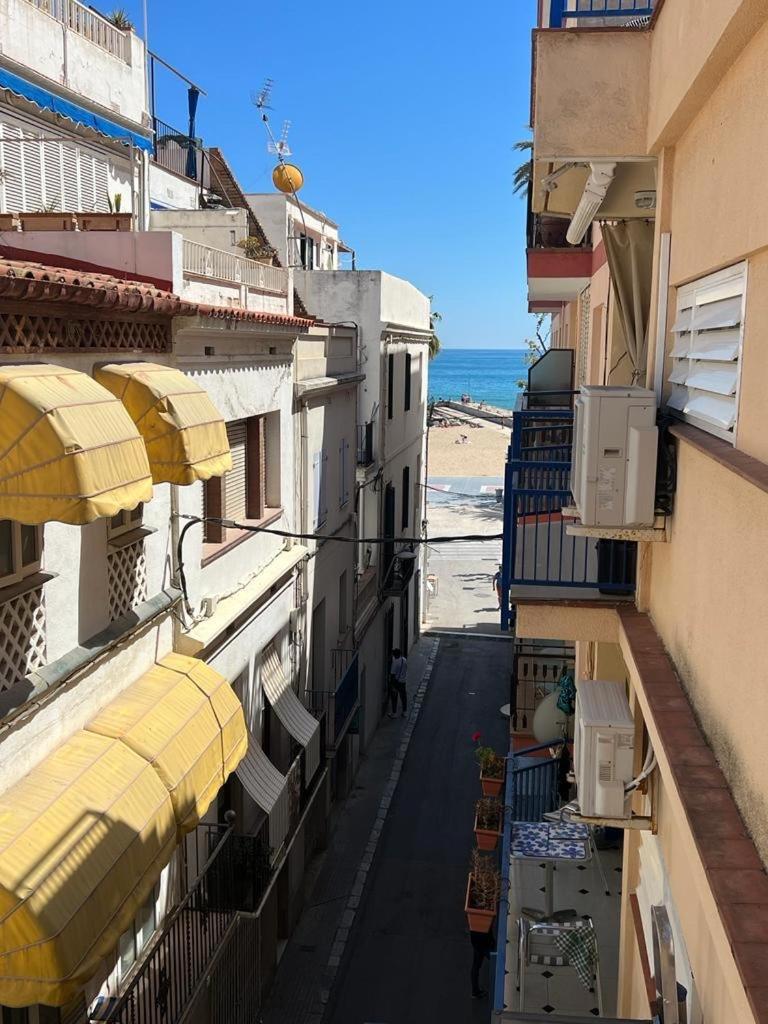Sunny Flat In Sitges 30 Seconds To Beach, Balcony & Sea Views! Exterior photo