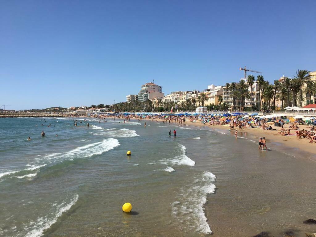 Sunny Flat In Sitges 30 Seconds To Beach, Balcony & Sea Views! Exterior photo