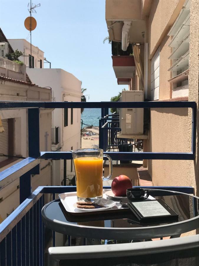 Sunny Flat In Sitges 30 Seconds To Beach, Balcony & Sea Views! Exterior photo